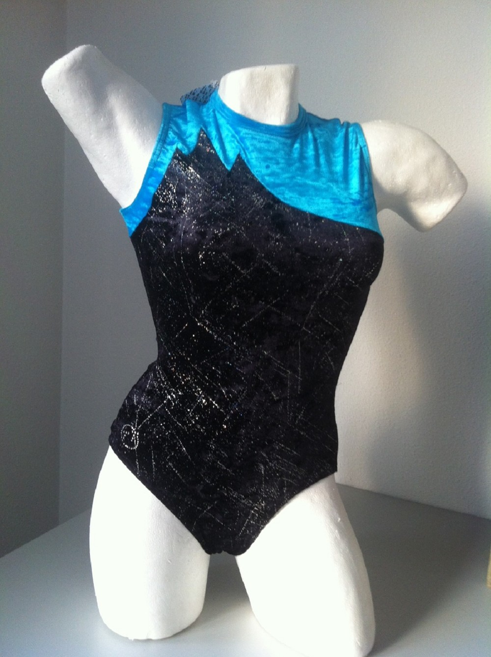 Turnpakje zwart-turquoise velours
